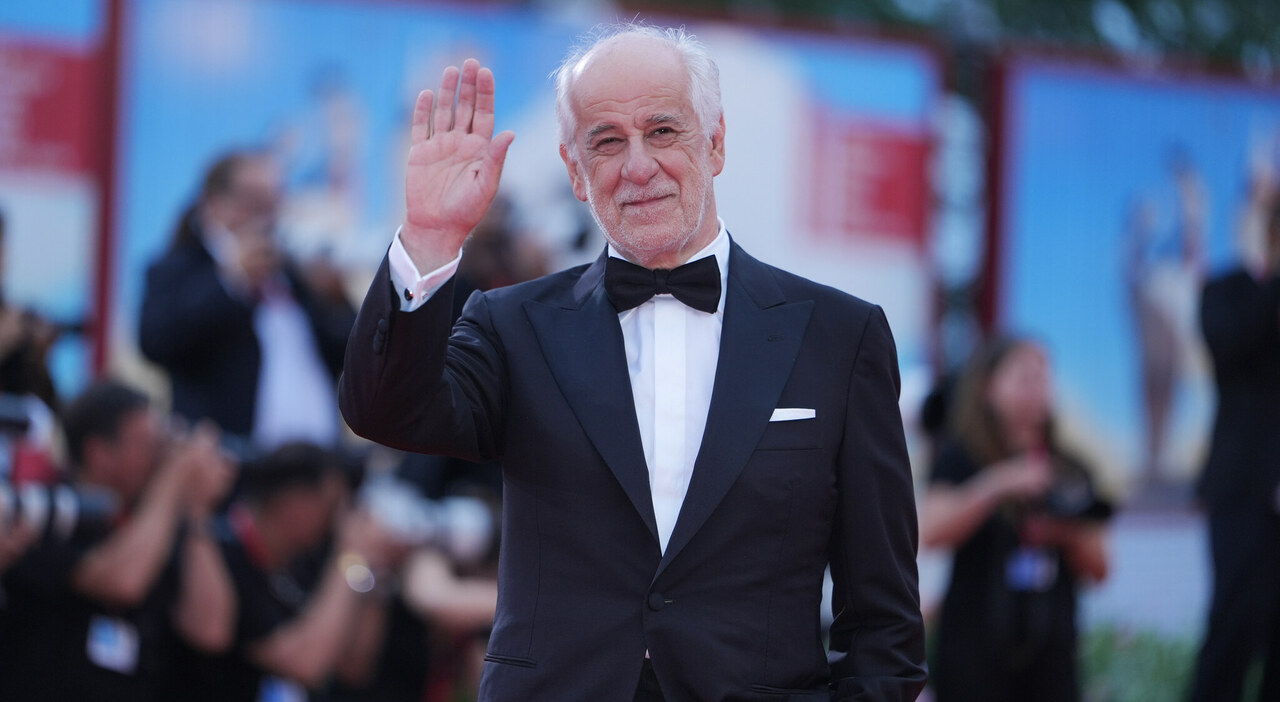 Venezia 82, Toni Servillo vince la Coppa Volpi: chi è, la carriera e lunga collaborazione con Sorrentino Venezia 82, Toni Servillo vince la Coppa Volpi: chi è, la carriera e lunga collaborazione con Sorrentino
