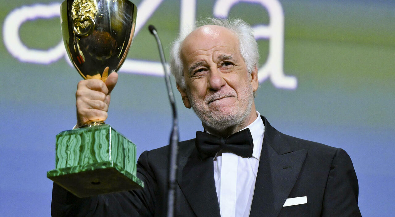Venezia 82, Toni Servillo vince il miglior attore: chi è, la carriera e lunga collaborazione con Sorrentino Venezia 82, Toni Servillo vince il miglior attore: chi è, la carriera e lunga collaborazione con Sorrentino
