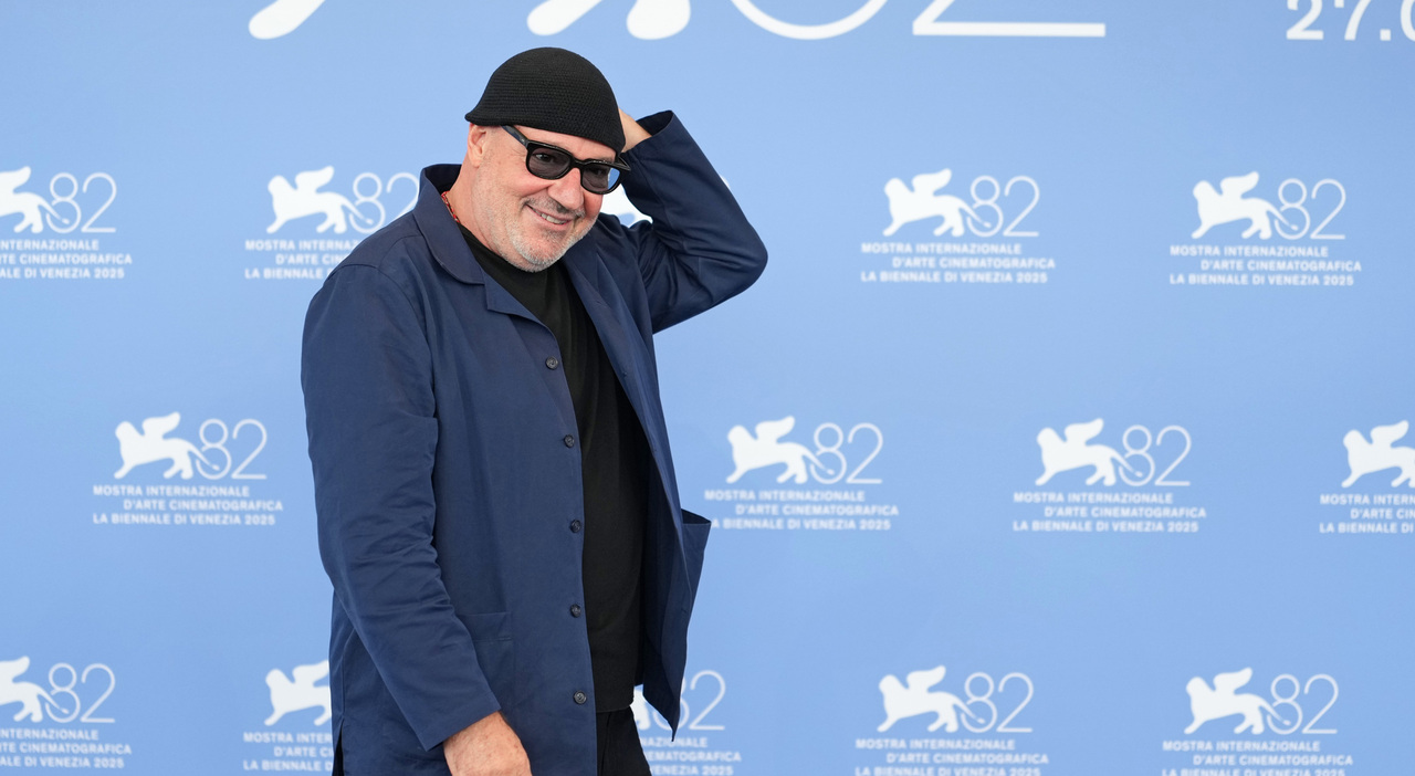 Venezia 82, Gianfranco Rosi vince il Premio Speciale della Giuria con ?Sotto le nuvole?: di cosa parla il film ambientato a Napoli Venezia 82, Gianfranco Rosi vince il Premio Speciale della Giuria con ?Sotto le nuvole?: di cosa parla il film ambientato a Napoli