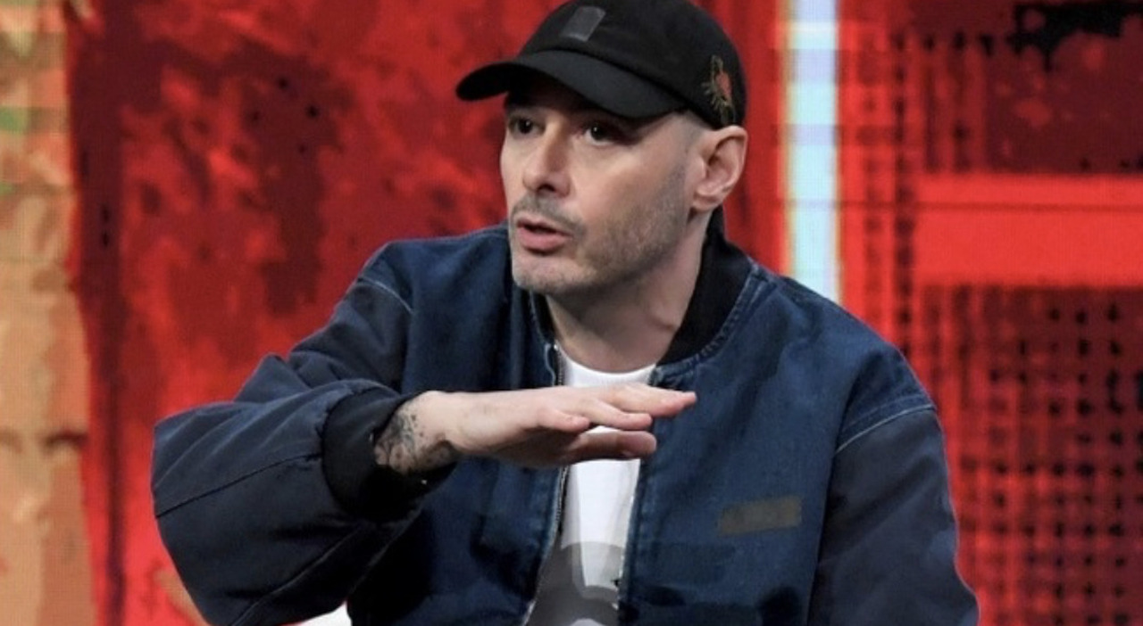 Fabri Fibra: «Ho chiuso i rapporti con la mia famiglia, non mi interessa avere figli. Sanremo? Non è il palco giusto, ecco perché» Fabri Fibra: «Ho chiuso i rapporti con la mia famiglia, non mi interessa avere figli. Sanremo? Non è il palco giusto, ecco perché»