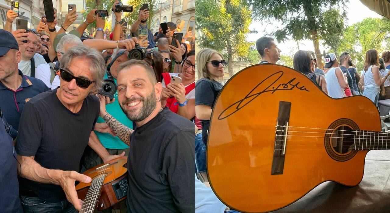 Concerto Ligabue alla Reggia di Caserta, il cantante firma la chitarra di Fausto Mesolella Concerto Ligabue alla Reggia di Caserta, il cantante firma la chitarra di Fausto Mesolella