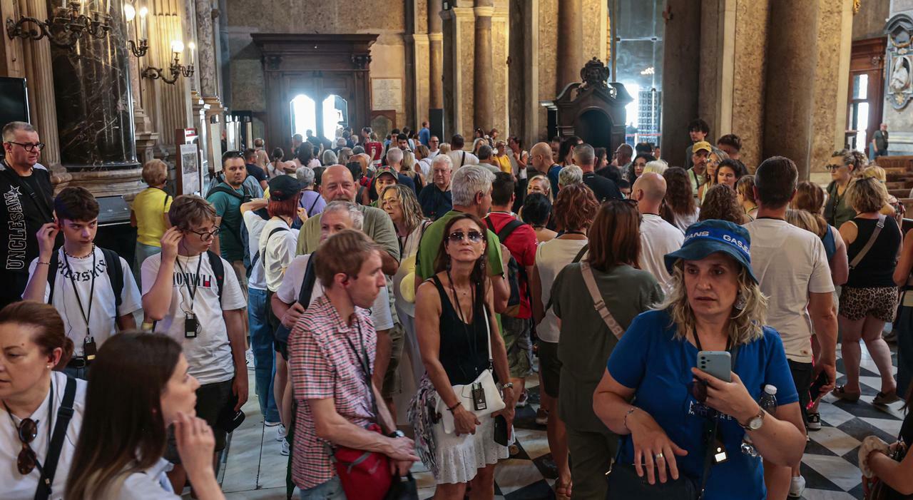 Napoli, nuova ondata di turisti: «Iniziato l?autunno d?oro»