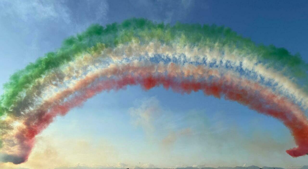 Frecce tricolori, in 100mila per celebrare i 65 anni nei cieli del Friuli Frecce tricolori, in 100mila per celebrare i 65 anni nei cieli del Friuli