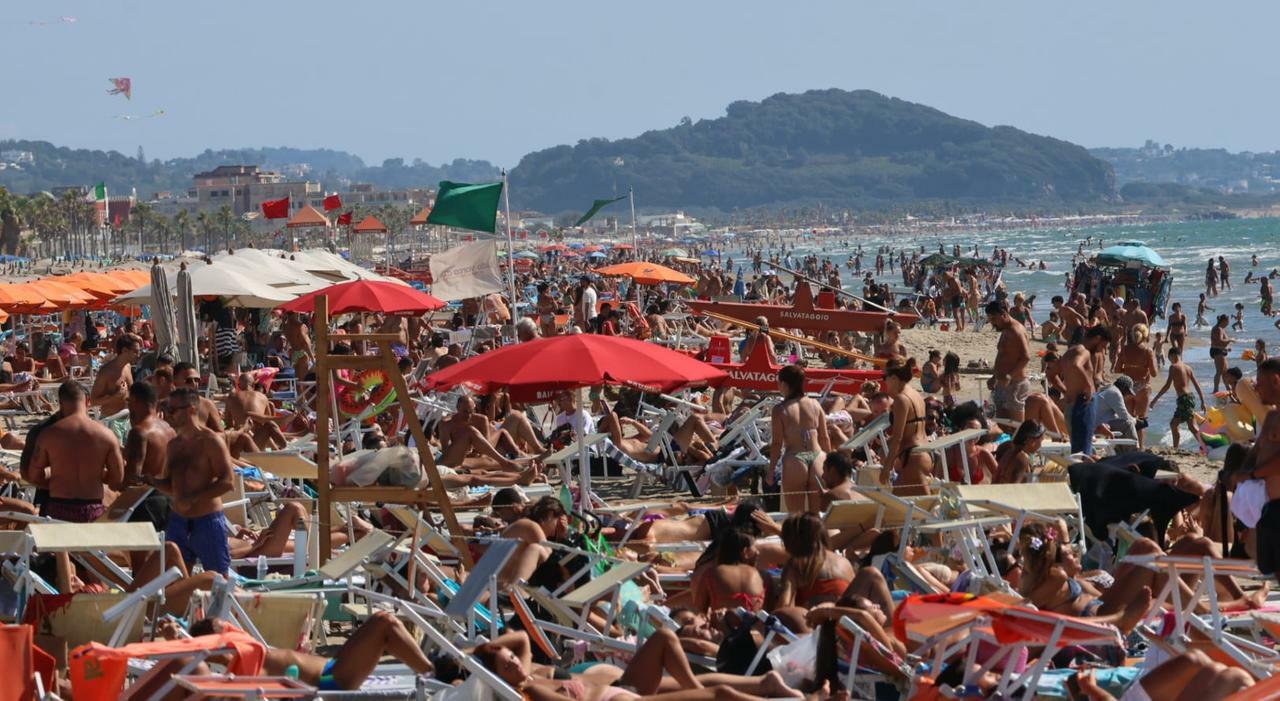 Pozzuoli, settembre come agosto: corsa al mare, folla sui lidi