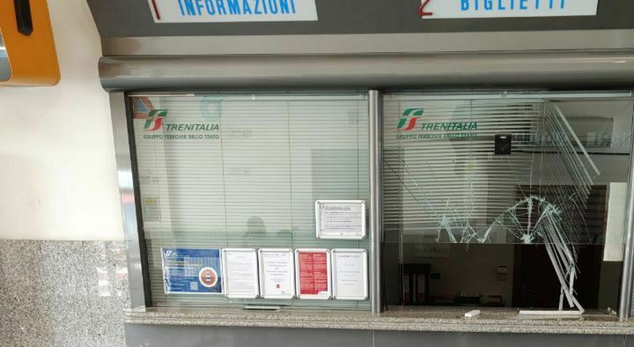 Stacca un tombino e lo lancia contro la biglietteria della stazione di Jesi. Panico tra i passeggeri: «Era fuori di sè»