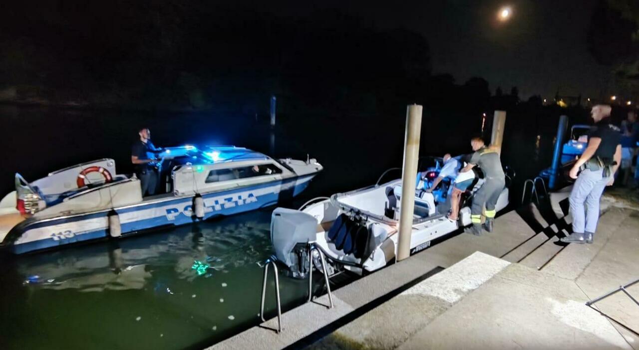 Motoscafo travolto in laguna, il conducente perde il controllo: «Siamo stati colpiti da una barca pirata». Tre donne cadono in acqua, una è grave Motoscafo travolto in laguna, il conducente perde il controllo: «Siamo stati colpiti da una barca pirata». Tre donne cadono in acqua, una è grave