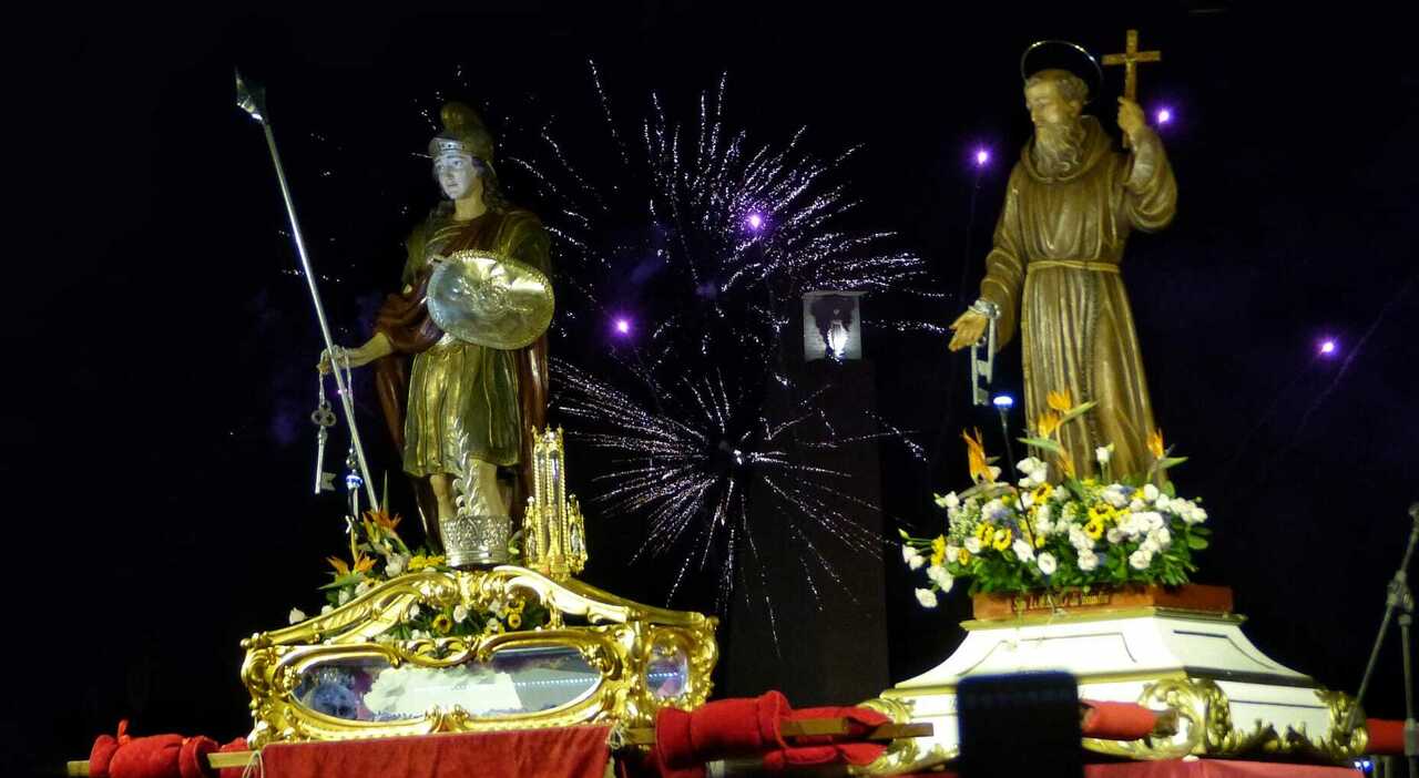 Per le feste patronali, fede e tradizione vista porto: bagno di folla sul lungomare Per le feste patronali, fede e tradizione vista porto: bagno di folla sul lungomare