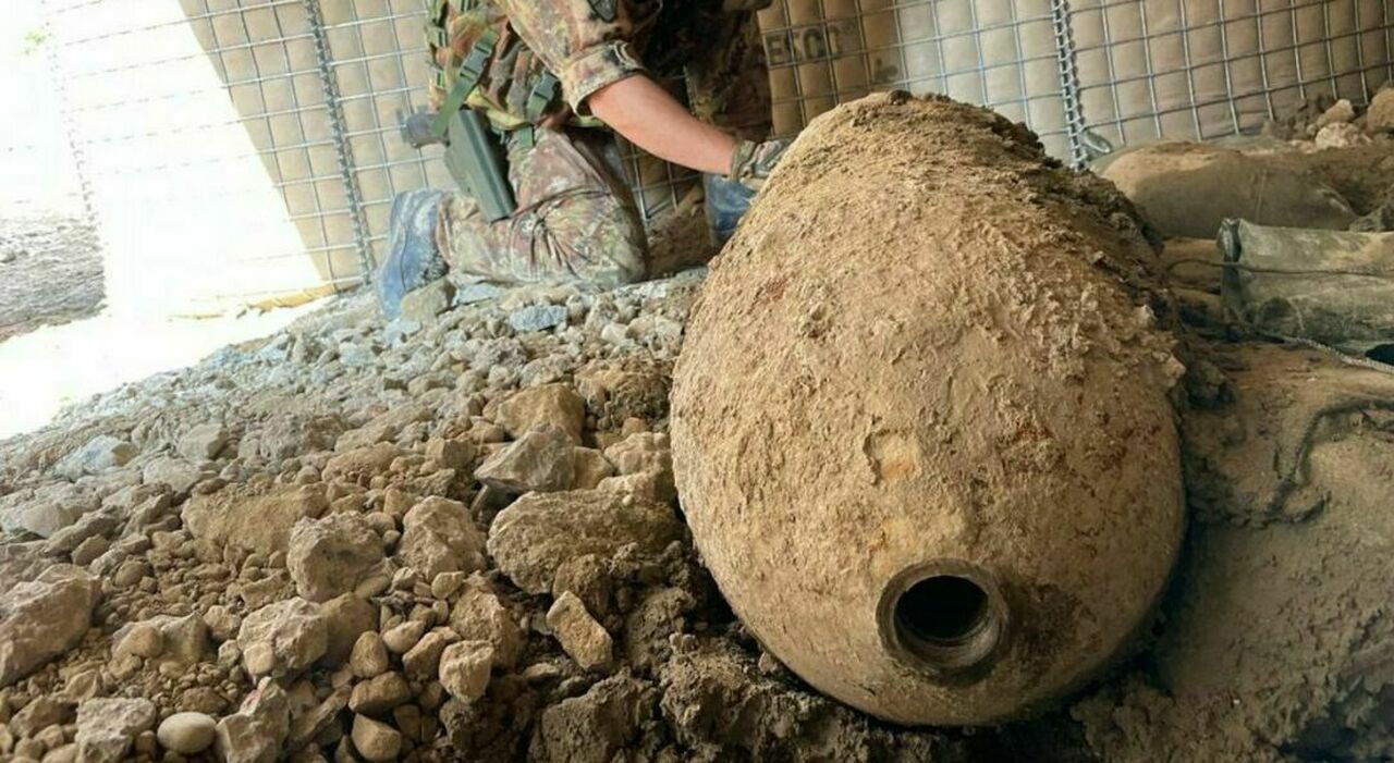 https://statics.cedscdn.it/photos/MED_HIGH/2025/09/07/9053847_07091419_allarme_bomba_fiorentino_evacuazione_ordigno_inesploso_seconda_guerra_mondiale_oggi_7_9_2025.jpg