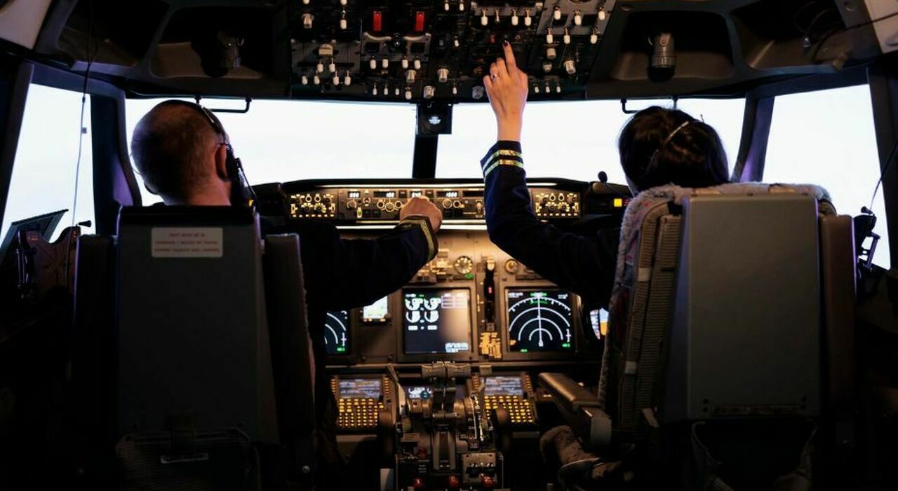 https://statics.cedscdn.it/photos/MED_HIGH/2025/09/07/9053895_07101023_pilota_prova_spegnere_motori_volo_joseph_emerson_depressione_droghe_alaska_airlines_oggi_7_9_2025.jpg