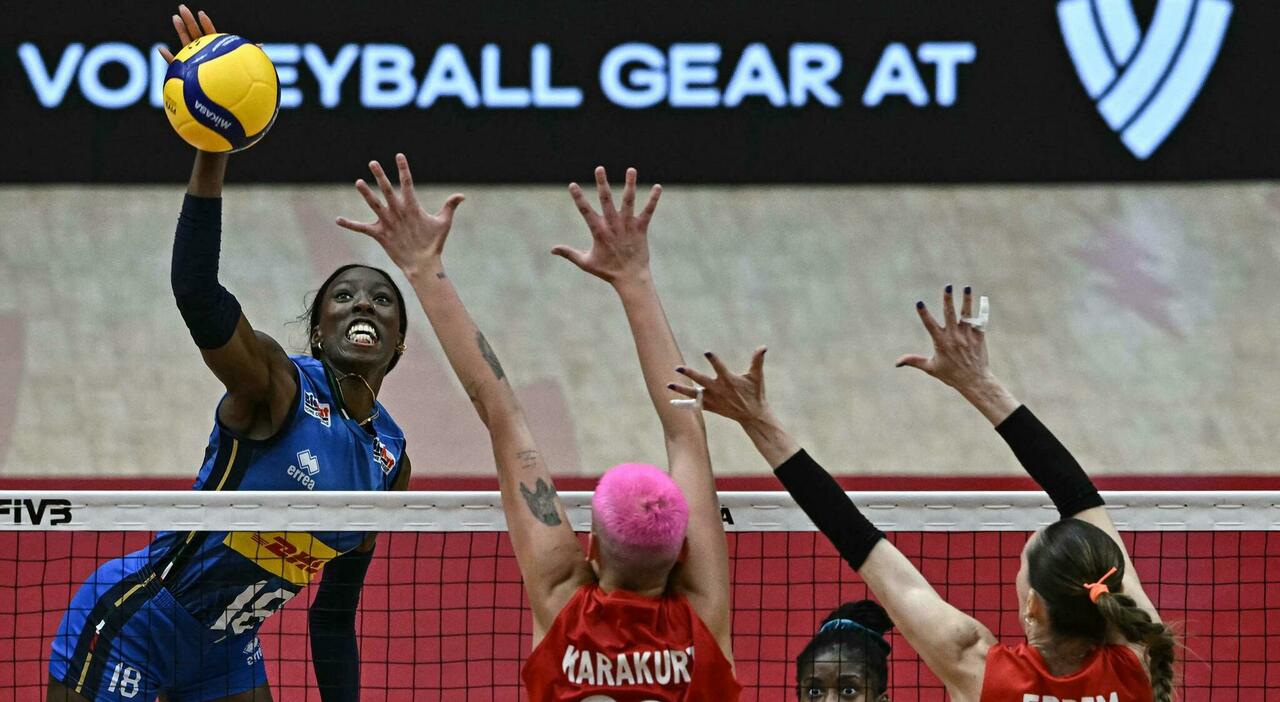 Italia Turchia live 11 7 (1 1), finale mondiali volley: Egonu vola nel terzo set, le azzurre tornano nel match dopo il blackout. Dove vederla (anche in chiaro) in tv e streaming Italia Turchia live 11 7 (1 1), finale mondiali volley: Egonu vola nel terzo set, le azzurre tornano nel match dopo il blackout. Dove vederla (anche in chiaro) in tv e streaming