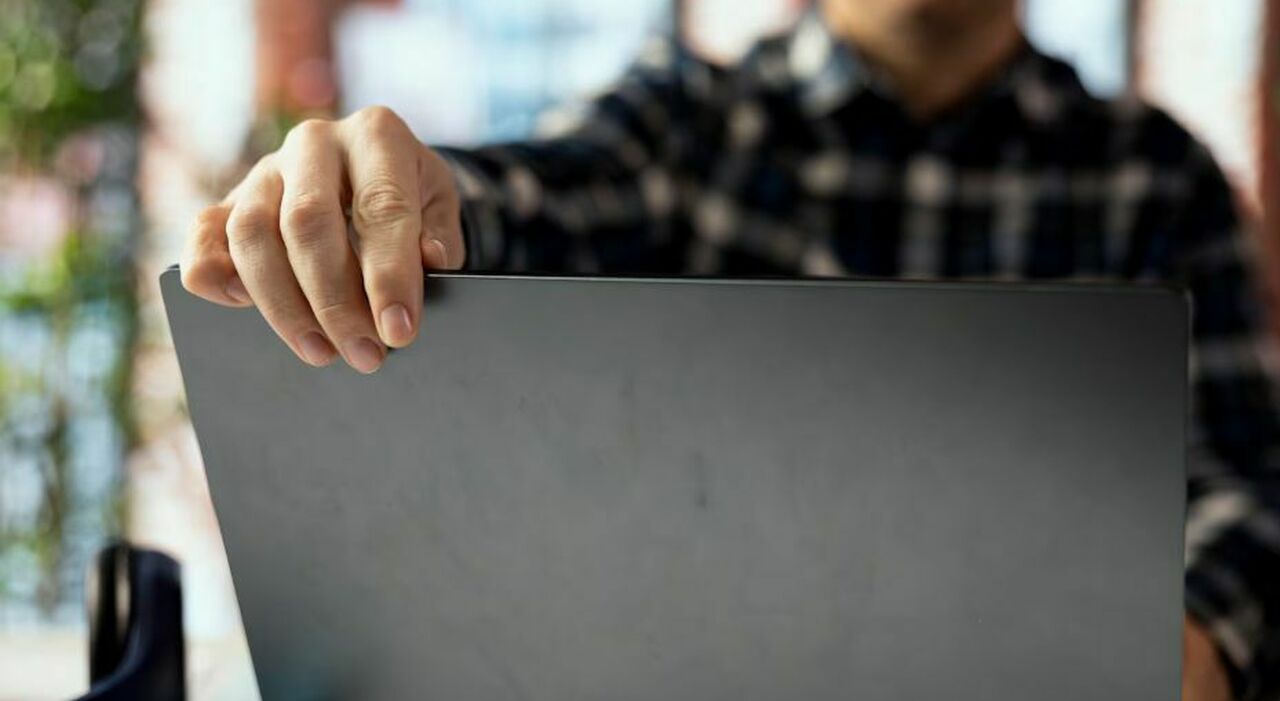 https://statics.cedscdn.it/photos/MED_HIGH/2025/09/07/9054000_07123639_stealerium_virus_scatta_foto_mentre_guardi_siti_porno_malware_come_difendersi_oggi_7_9_2025.jpg
