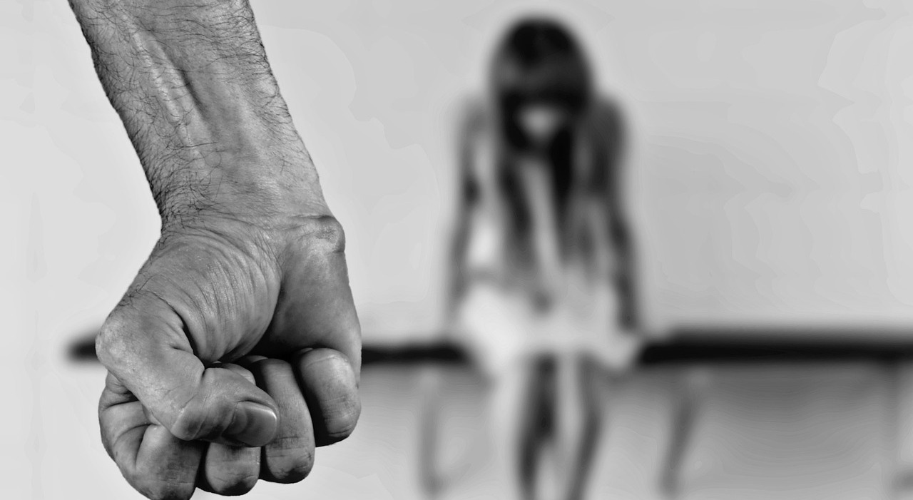 Padre minaccia di morte la figlia 24enne perché omosessuale: «Ora cambia cognome». Lo stalking, le urla e l Padre minaccia di morte la figlia 24enne perché omosessuale: «Ora cambia cognome». Lo stalking, le urla e l