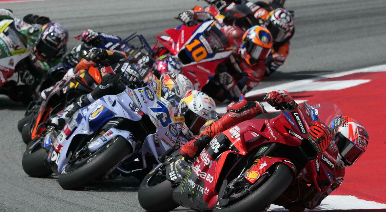 https://statics.cedscdn.it/photos/MED_HIGH/2025/09/07/9054032_07150032_motogp_catalogna_pagelle_voti_piloti_marquez_bastianini_bagnaia_oggi_7_9_2025.jpg
