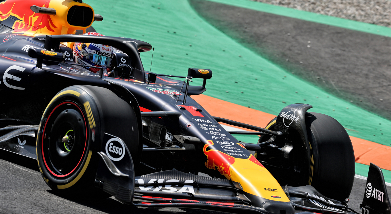 GP Monza, la diretta: Norris ai box, ma il cambio gomme è lento e PIastri sale secondo. Verstappen leader GP Monza, la diretta: Norris ai box, ma il cambio gomme è lento e PIastri sale secondo. Verstappen leader