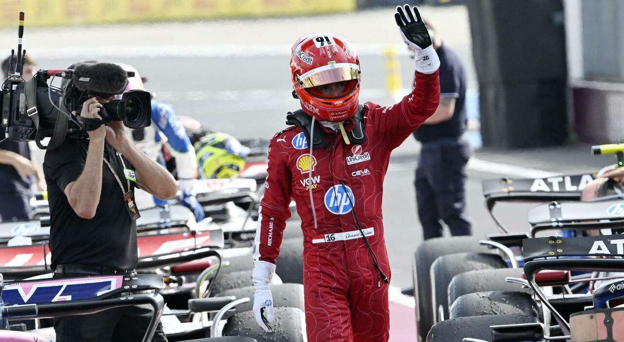 Charles Leclerc saluta i tifosi Ferrari dopo in Gp di Monza