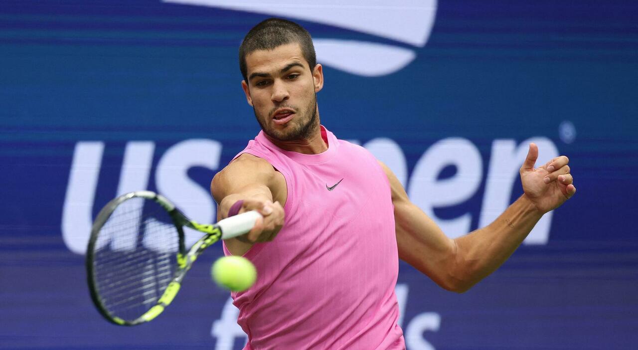 https://statics.cedscdn.it/photos/MED_HIGH/2025/09/08/9055336_08081707_us_open_alcaraz_batte_sinner_numero_1.jpg
