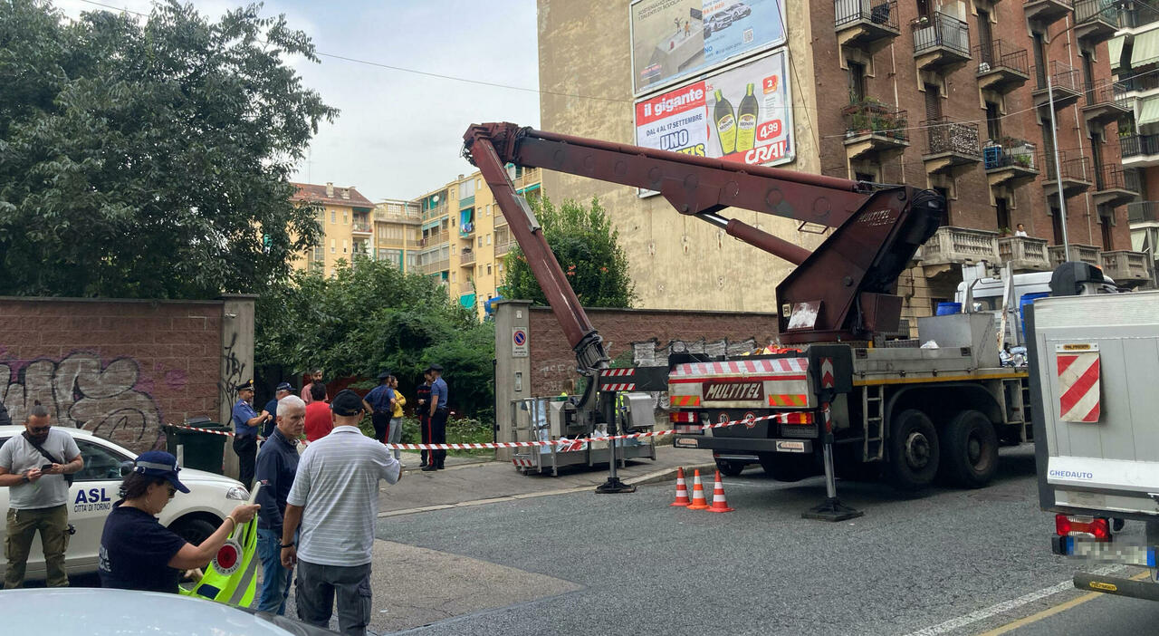 Tre operai morti in poche ore: due si sono schiantati al suolo, un altro è rimasto schiacciato. Grave un quarto lavoratore Tre operai morti in poche ore: due si sono schiantati al suolo, un altro è rimasto schiacciato. Grave un quarto lavoratore