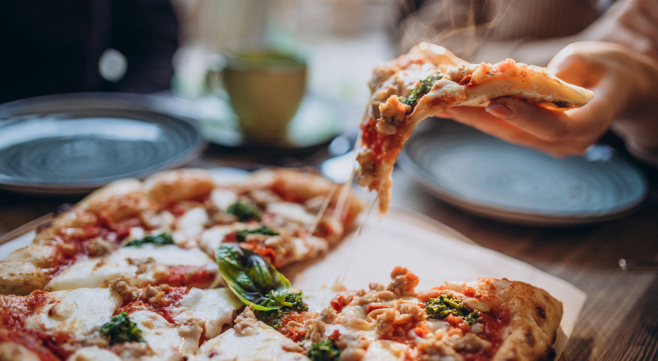 https://statics.cedscdn.it/photos/MED_HIGH/2025/09/08/9055562_08121626_three_firends_together_eating_pizza_cafe.jpg