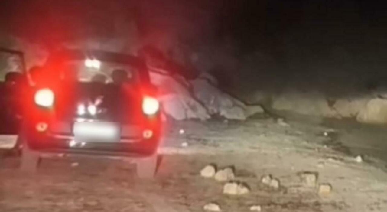https://statics.cedscdn.it/photos/MED_HIGH/2025/09/08/9055714_08151652_cala_moresca_auto_spiaggia.jpg