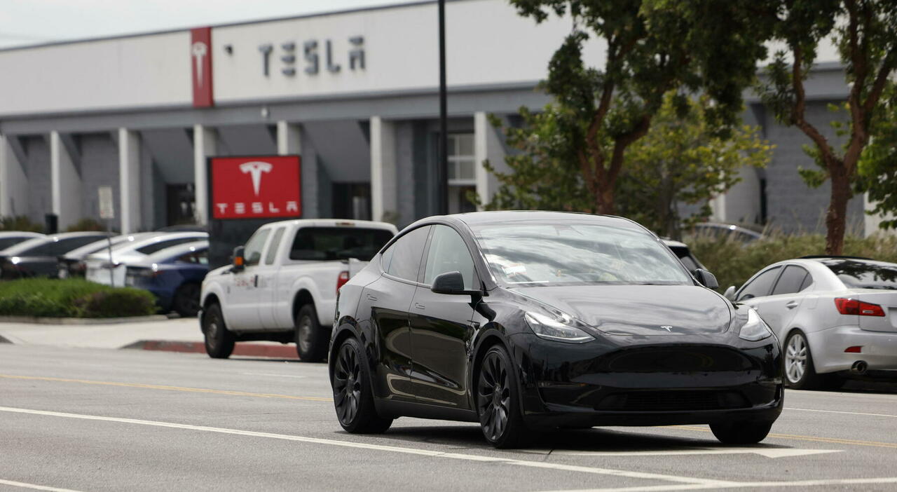 Un dealer Tesla in California