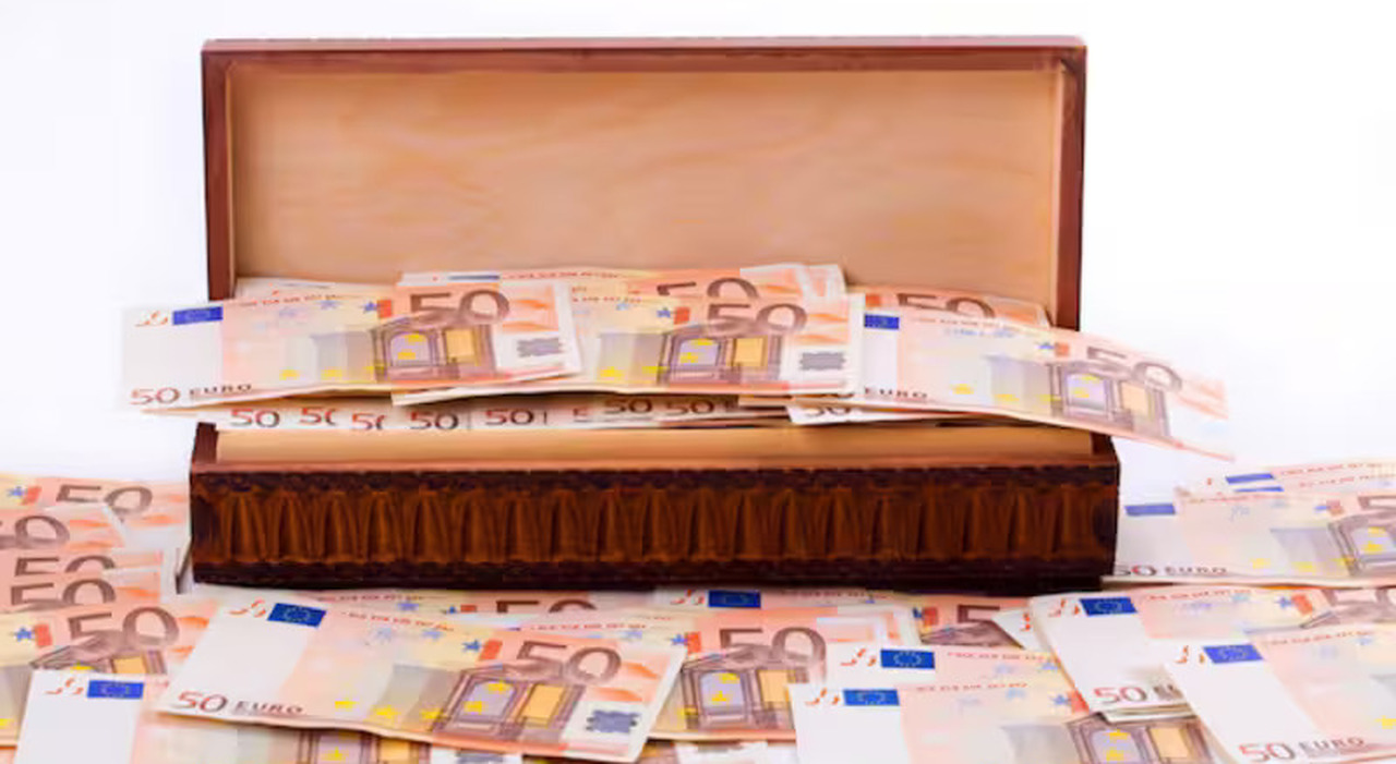 https://statics.cedscdn.it/photos/MED_HIGH/2025/09/08/9055838_08171825_consulente_bancario_fuggito_con_20_milioni_di_euro_bolzano_irreperibile_otto_mesi_oggi_8_9_2025.jpg