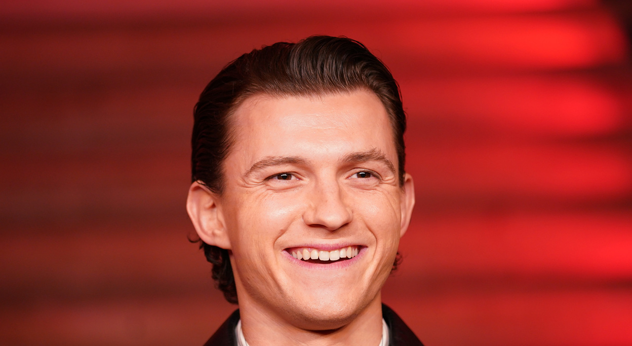https://statics.cedscdn.it/photos/MED_HIGH/2025/09/08/9055880_08194011_tom_holland.jpg