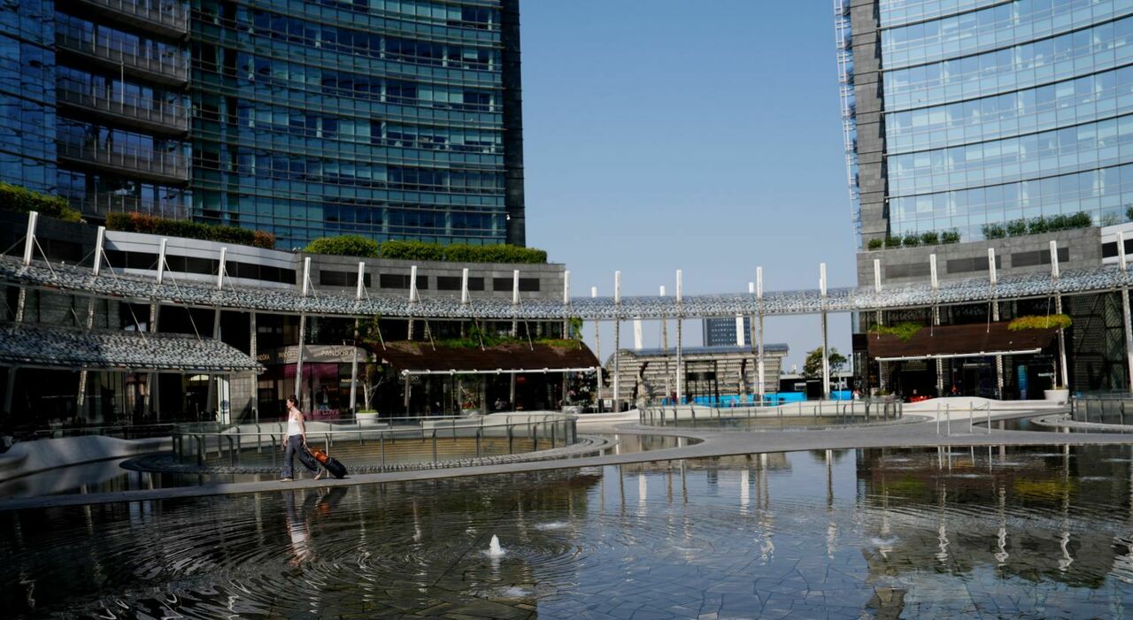 https://statics.cedscdn.it/photos/MED_HIGH/2025/09/08/9055934_08185634_piazza_gae_aulenti.jpg