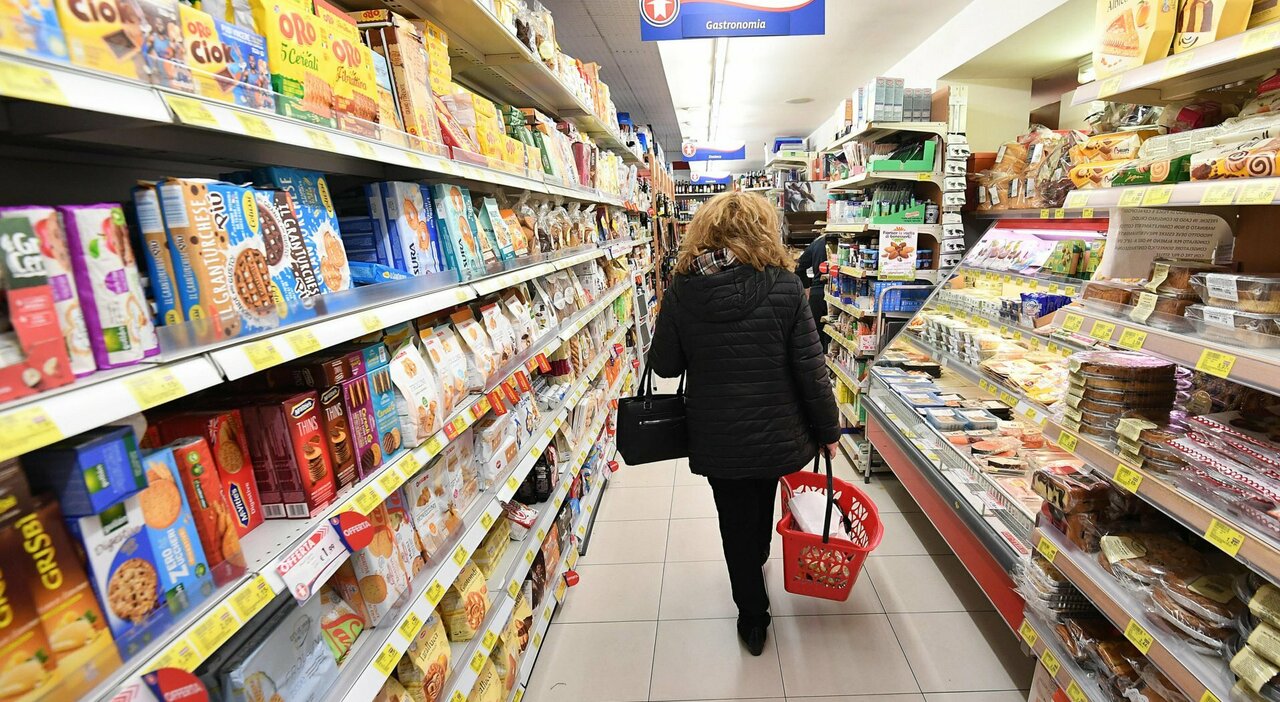 Mamma cacciata dal supermercato: «La bambina piange e dà fastidio ai clienti» Mamma cacciata dal supermercato: «La bambina piange e dà fastidio ai clienti»