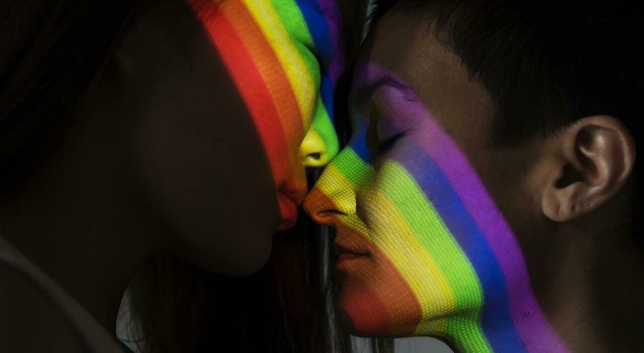https://statics.cedscdn.it/photos/MED_HIGH/2025/09/09/9057399_09091553_beautiful_lesbian_couple_with_lgbt_symbol.jpg