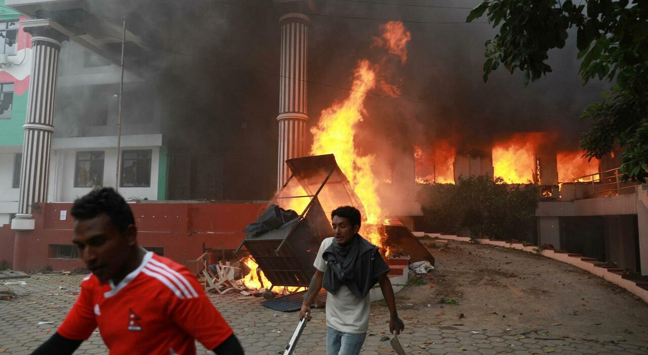 nepal manifestanti danno fuoco al parlamento si dimette il primo ministro revocato il blocco dei social 20 morti e 250 feriti