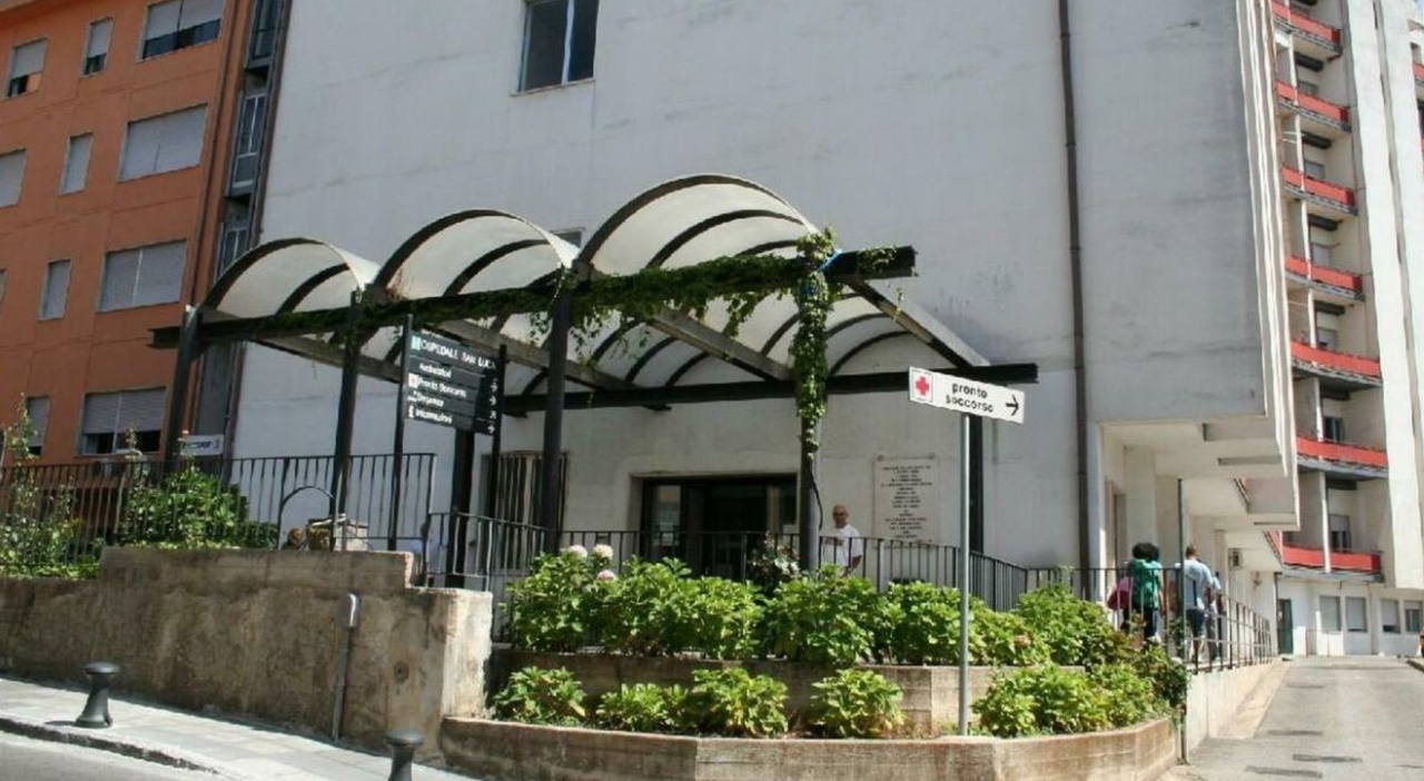 https://statics.cedscdn.it/photos/MED_HIGH/2025/09/09/9057588_09120715_paziente_vola_quarto_piano_ospedale_vallo_della_lucania_oggi_9_9_2025.jpg