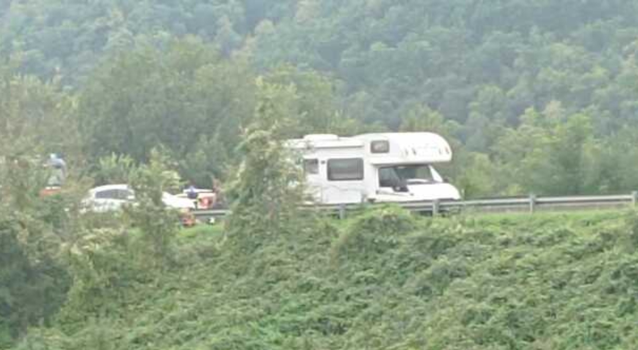 https://statics.cedscdn.it/photos/MED_HIGH/2025/09/09/9057720_09141518_tir_investe_furgone_aiutava_camper_panne_morta_bimba_feriti_padre_madre_sorella_e45_resina_pierantonio_oggi_9_9_2025.jpg