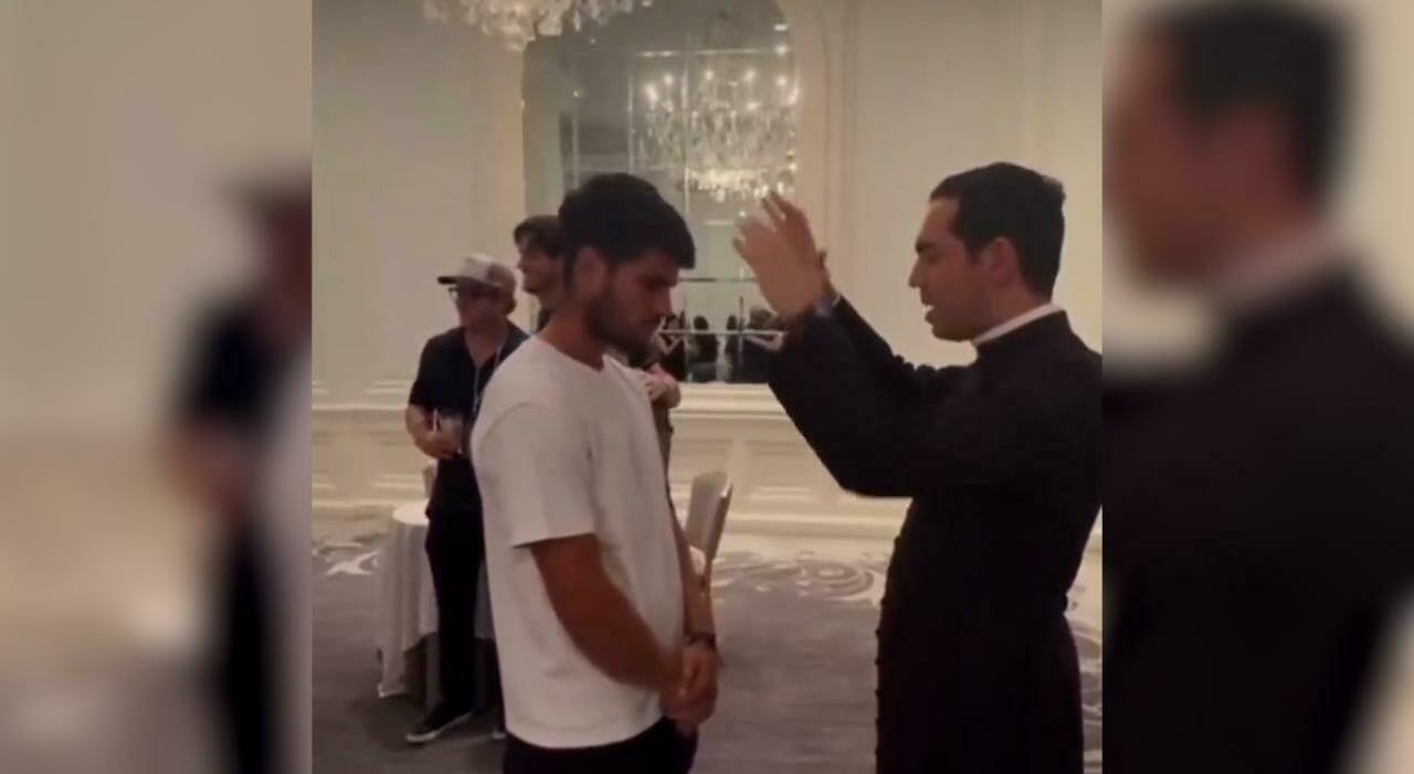 https://statics.cedscdn.it/photos/MED_HIGH/2025/09/09/9057905_09163610_alcaraz_benedizione_don_luigi_us_open_tennis.jpg