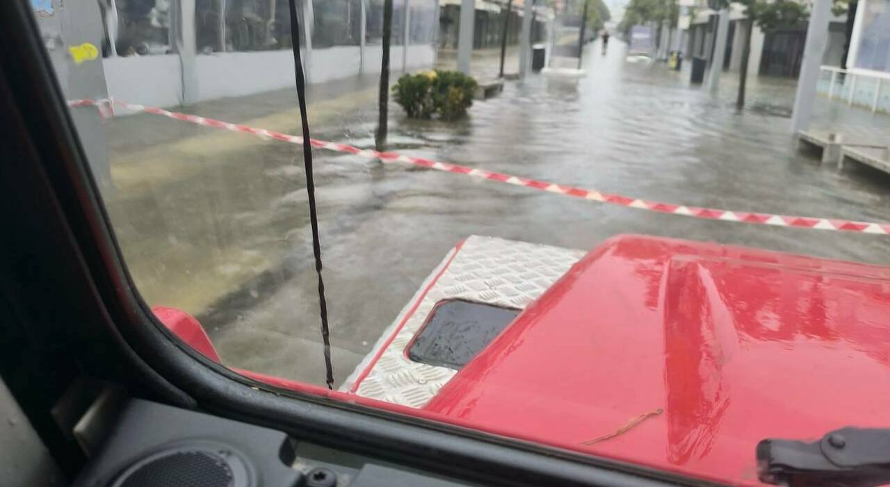 Nubifragio nella notte a Bibione e Caorle: caduti 122 ml di pioggia. Strade come fiumi, negozi e scantinati allagati. Zaia: «Maltempo fino a stasera» Nubifragio nella notte a Bibione e Caorle: caduti 122 ml di pioggia. Strade come fiumi, negozi e scantinati allagati. Zaia: «Maltempo fino a stasera»