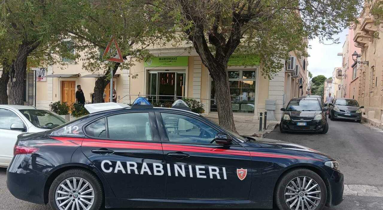 Spaccata e furto in pasticceria nel Salento: via con la cassa