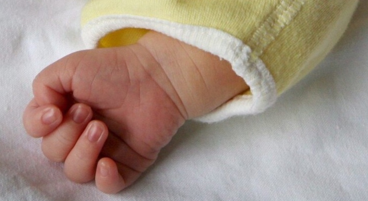 https://statics.cedscdn.it/photos/MED_HIGH/2025/09/11/9061721_11105938_neonato_morto_roma.jpg