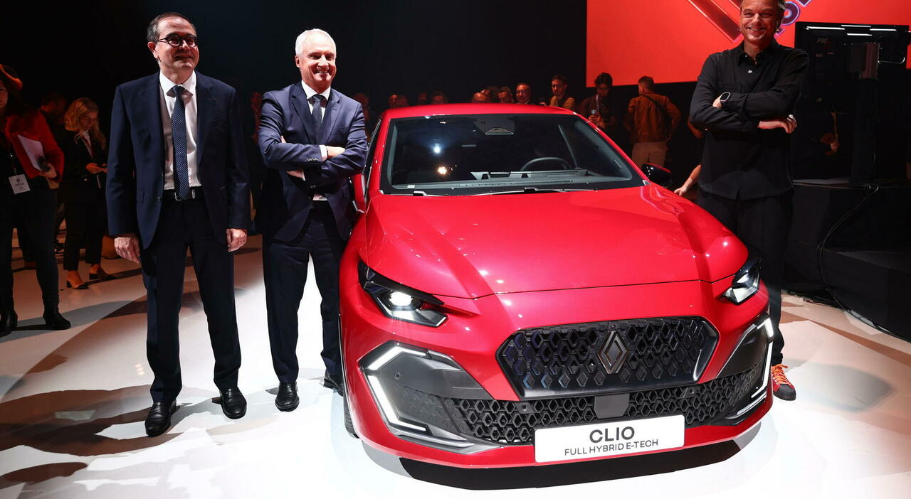 Da sinistra il ceo del gruppo Renault Francois Provost e Fabrice Cambolive ceo della marca Renault all'IAA Mobility di MOnaco con la nuova Clio