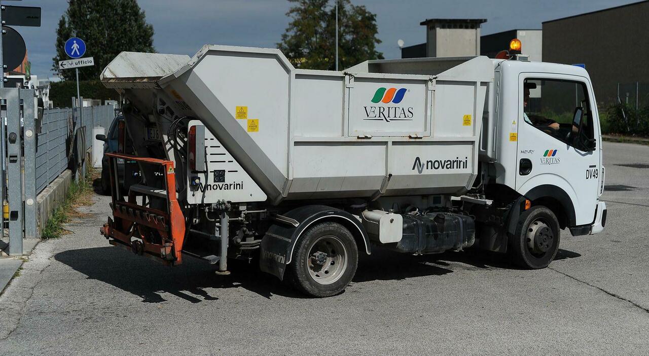 Operatore Veritas svuota il bidone e lo riposiziona a terra, residente lo insegue con l