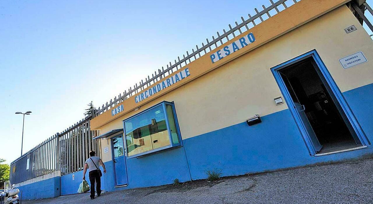 emergenza nel carcere di villa fastiggi appiccano l incendio dentro la cella intossicati 7 detenuti e 3 agenti