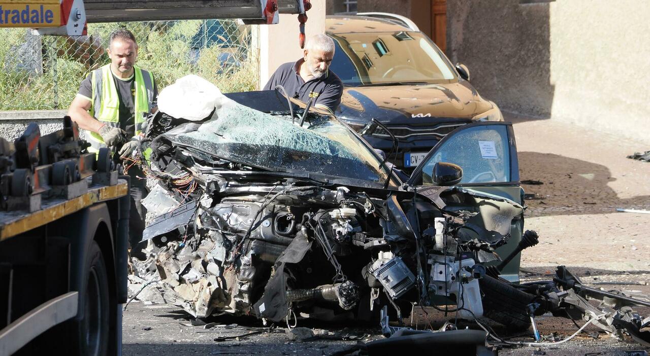 In fuga dalla polizia si schianta contro un palo e muore a 18 anni: l ...