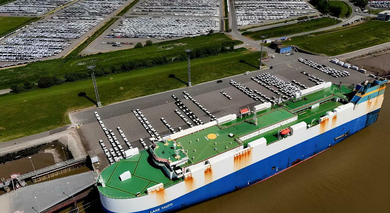 Una nave cargo per il trasporto di auto
