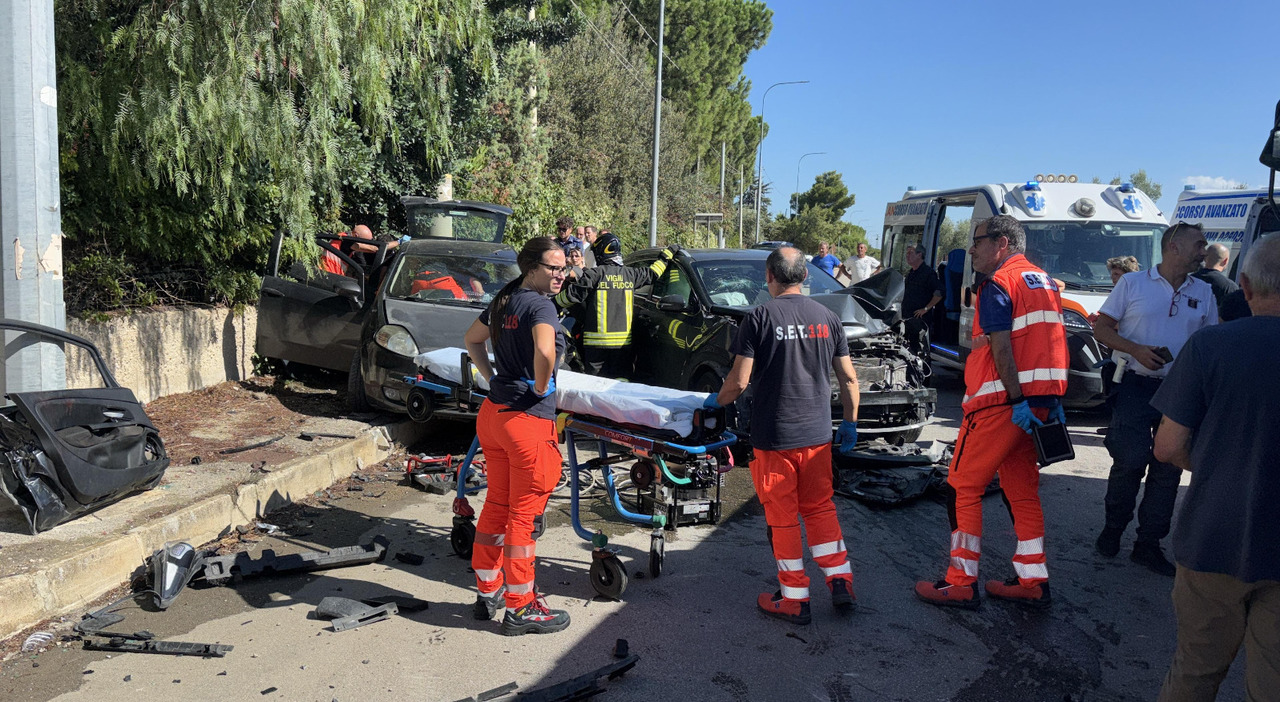 Incidente stradale in città: scontro tra due auto in centro. Un ferito