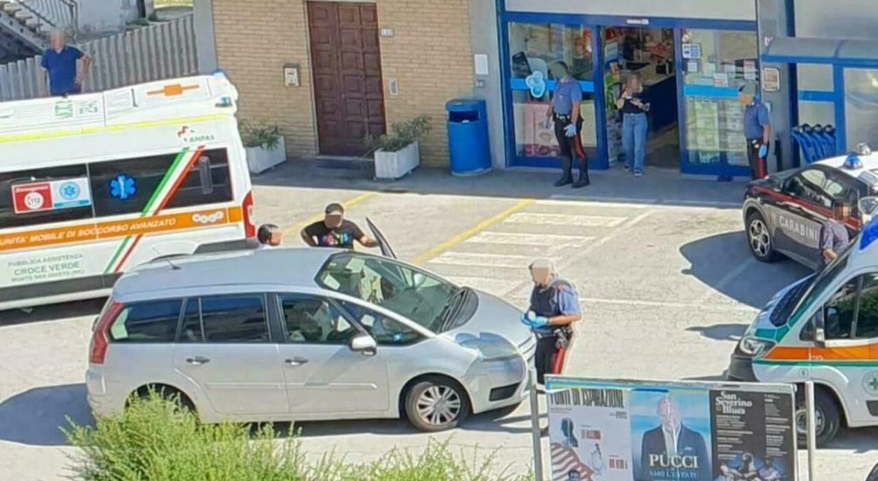 Accoltella due persone per un parcheggio conteso a Trodica, arrestato al confine con la Svizzera 41enne maceratese. Fermato a piedi dalla polizia di frontiera Accoltella due persone per un parcheggio conteso a Trodica, arrestato al confine con la Svizzera 41enne maceratese. Fermato a piedi dalla polizia di frontiera