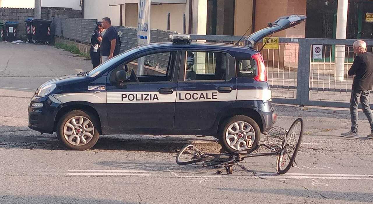 bicicletta con mamma e figlio a bordo travolta da un auto bambino di 7 anni in condizioni disperate