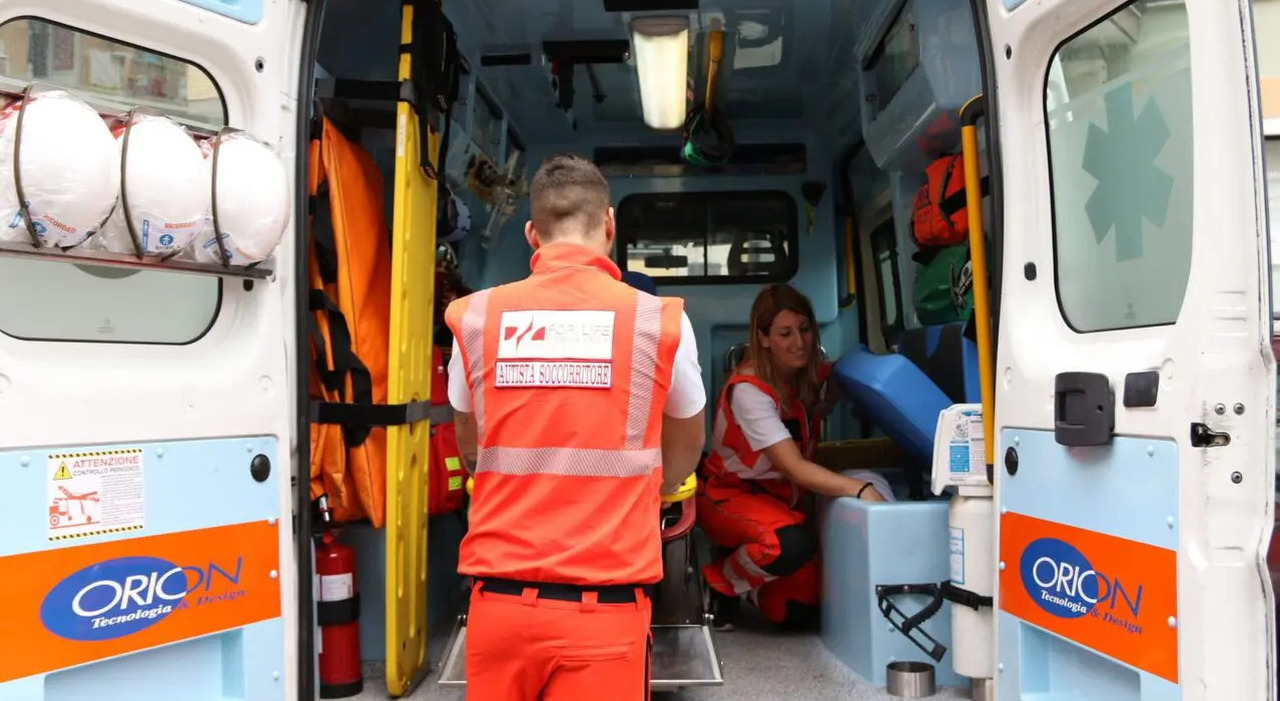 https://statics.cedscdn.it/photos/MED_HIGH/2025/09/13/9065662_13110606_ambulanza_lazio_1280x853.jpg.jpg