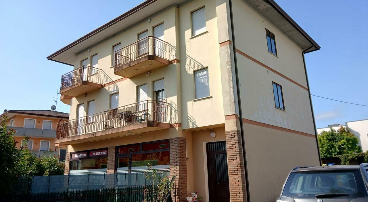 Picchia i ladri in casa e li butta giù dal terrazzo: «Ho pensato solo a difendere le mie figlie piccole» Picchia i ladri in casa e li butta giù dal terrazzo: «Ho pensato solo a difendere le mie figlie piccole»
