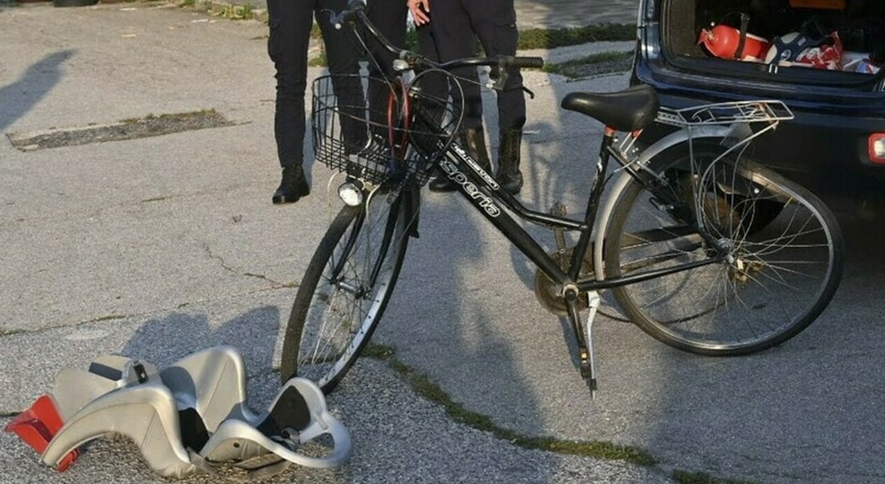 https://statics.cedscdn.it/photos/MED_HIGH/2025/09/13/9065860_13161857_bambino_7_anni_incidente_bicicletta_mamma_senza_patente_adria.jpg