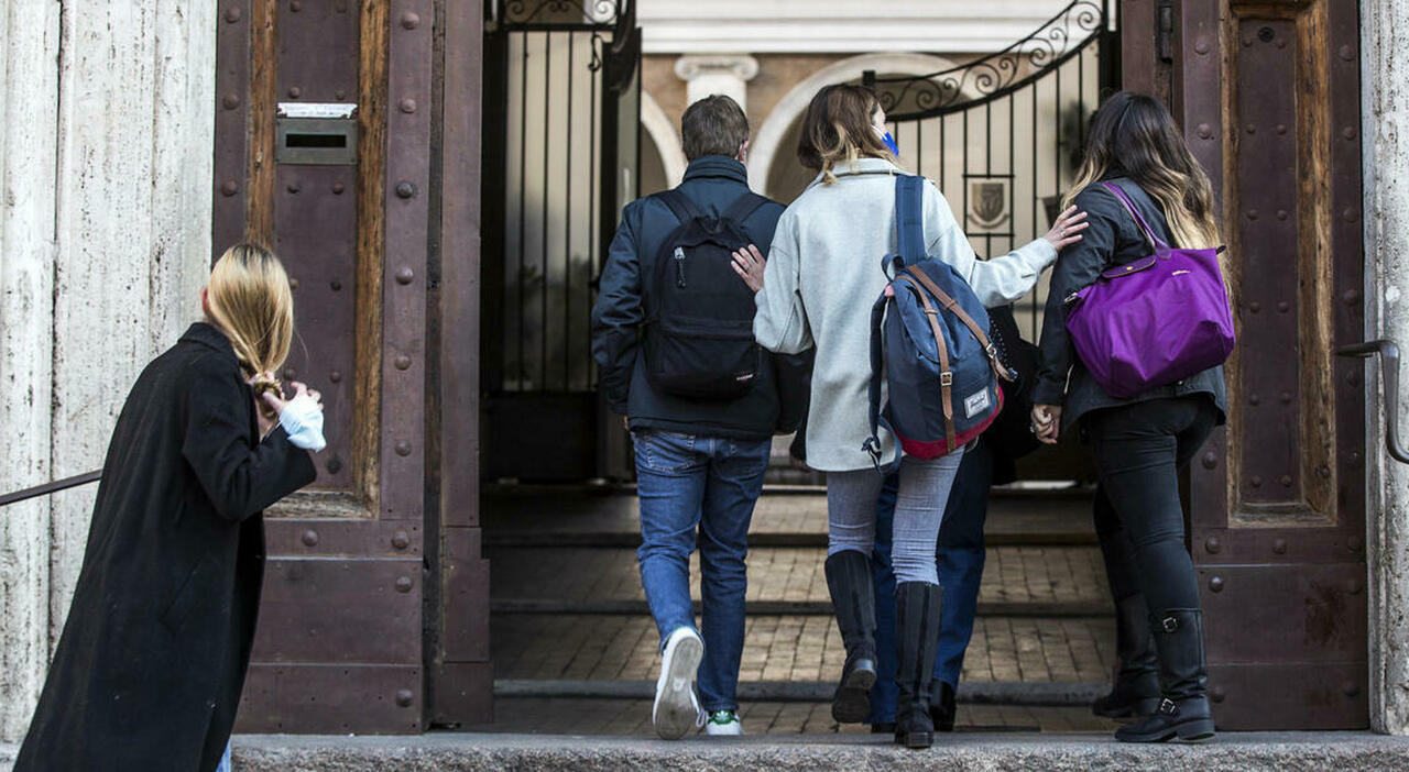 Paolo si toglie la vita a 15 anni, il fratello: «Perseguitato dai bulli a scuola». Sequestrati i telefoni dei compagni Paolo si toglie la vita a 15 anni, il fratello: «Perseguitato dai bulli a scuola». Sequestrati i telefoni dei compagni