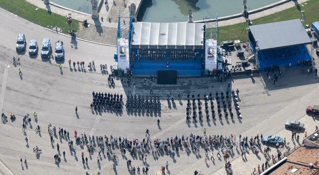 https://statics.cedscdn.it/photos/MED_HIGH/2025/09/14/9067437_14141439_anps_polizia_sfilata_prato_valle_piantedosi_pisani_padova.jpg