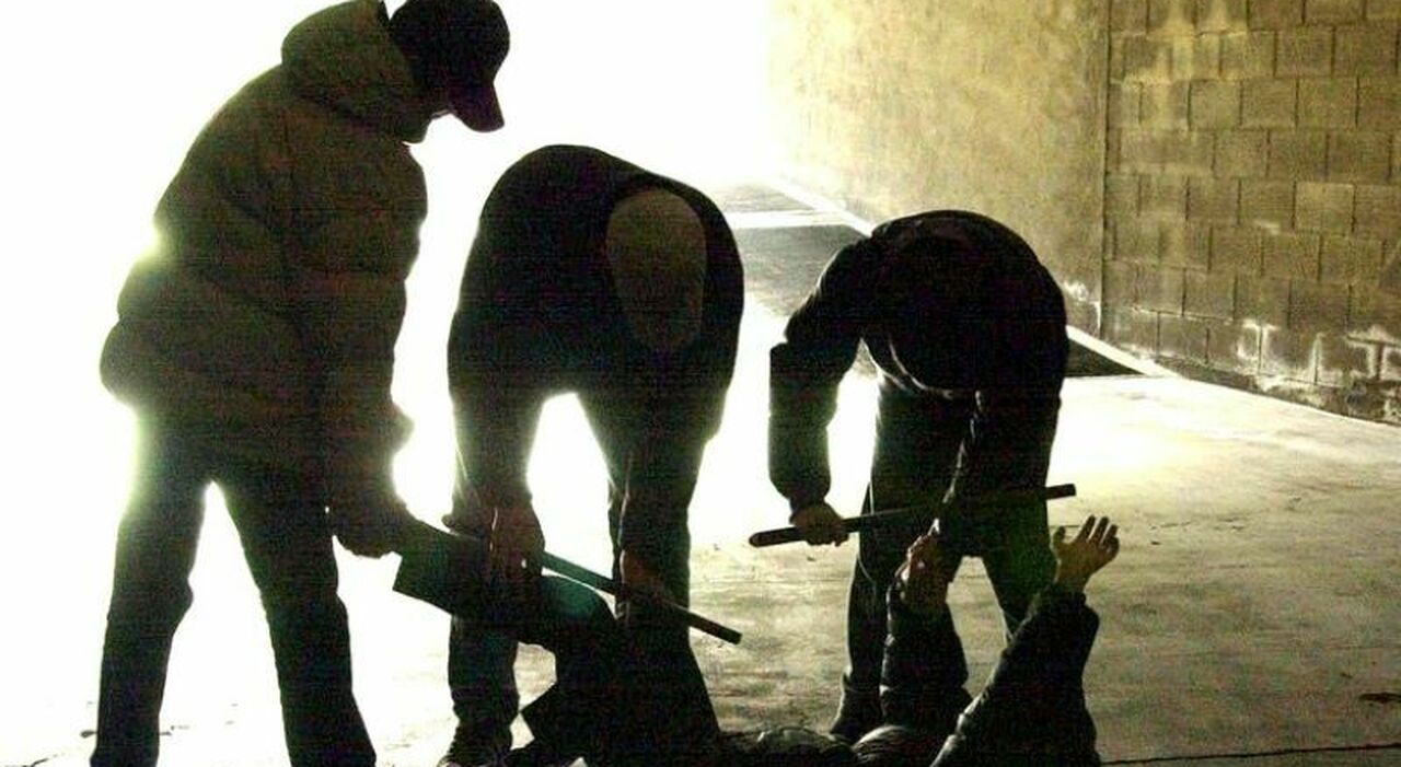 Ragazzino massacrato di botte alla festa di compleanno: tre bambini stranieri (7, 9 e 11 anni) lo prendono a bastonate in faccia Ragazzino massacrato di botte alla festa di compleanno: tre bambini stranieri (7, 9 e 11 anni) lo prendono a bastonate in faccia